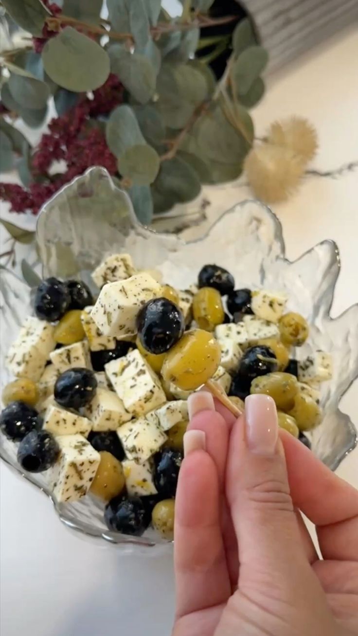 Канапе сырное с оливками и виноградом